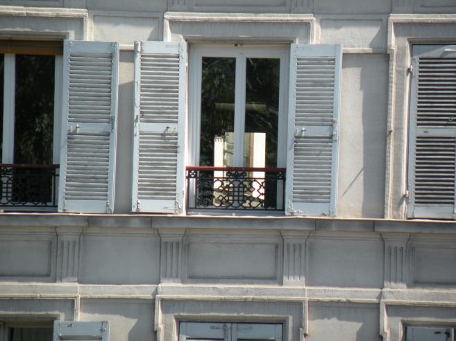  fenetre d'immeuble avec persiennes en bois
